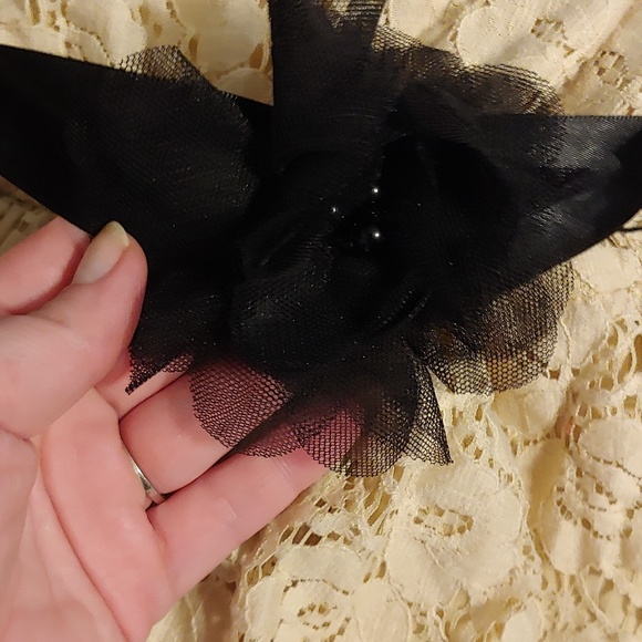 Cream lace dress - Picture 3 of 6